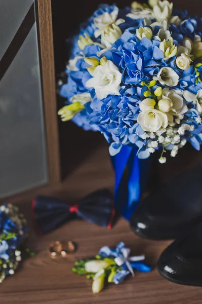 Originele sieraden gemaakt van bloemen en mens accessoires 637. — Stockfoto