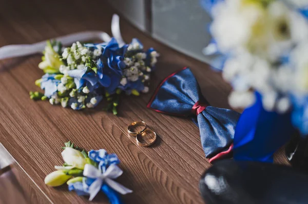 Originele sieraden gemaakt van bloemen en mens accessoires 639. — Stockfoto