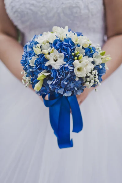 Nevěsta drží kytici modré a bílé 648. — Stock fotografie