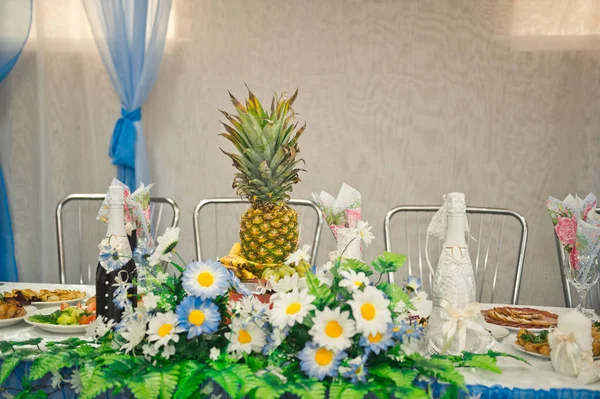 Der Tisch ist mit Ananas und Blumen dekoriert 654. — Stockfoto