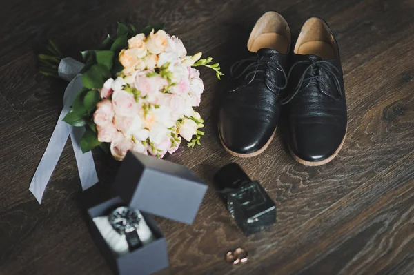 Shoes, rings and a bouquet with a clock on the table 666. — Stock Photo, Image