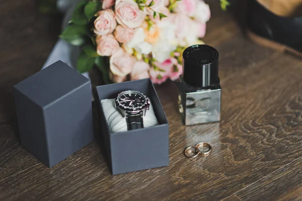 Shoes, rings and a bouquet with a clock on the table 667. — Stock Photo, Image