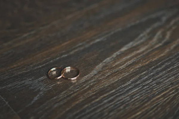 Fundo com anéis de casamento na mesa 671 . — Fotografia de Stock