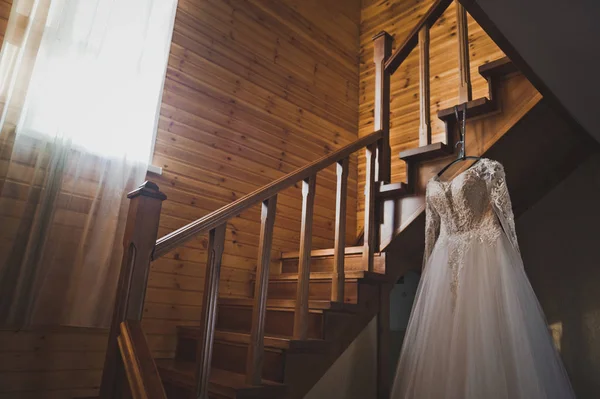 Robe de mariée sur les marches d'un escalier en bois 677 . — Photo