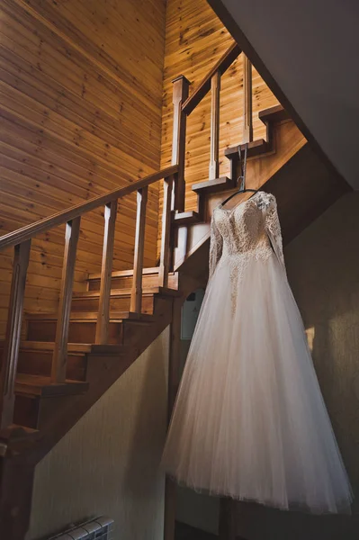 The brides dress lies on the staircase leading to the second flo — Stock Photo, Image