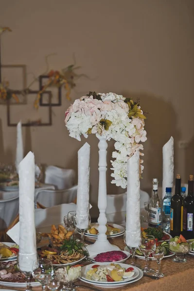 Um buquê de flores na mesa festiva 691 . — Fotografia de Stock