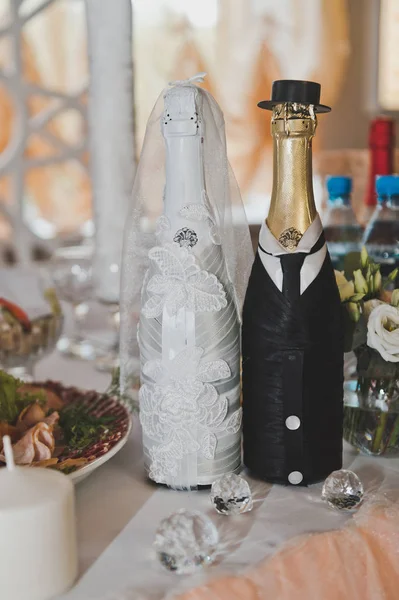 Flessen in de kostuums van de bruid en bruidegom 692. — Stockfoto