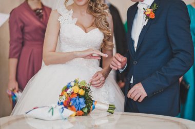 Alyans düğün töreninde değişimi için gelenek 