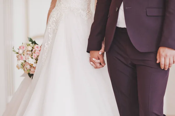 Los recién casados se toman de la mano firmemente 701 . —  Fotos de Stock