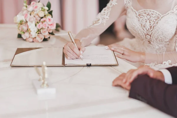 The process of signing marriage documents 702. — Stock Photo, Image