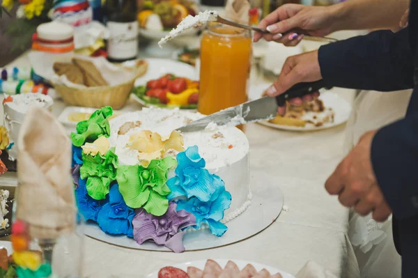 虹707のすべての色の花で飾られたケーキ. — ストック写真