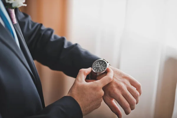 Botones hombre de negocios en el reloj de pulsera 718 . — Foto de Stock