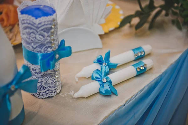 Zwei Kerzen mit blauen Bändern verziert 733. — Stockfoto