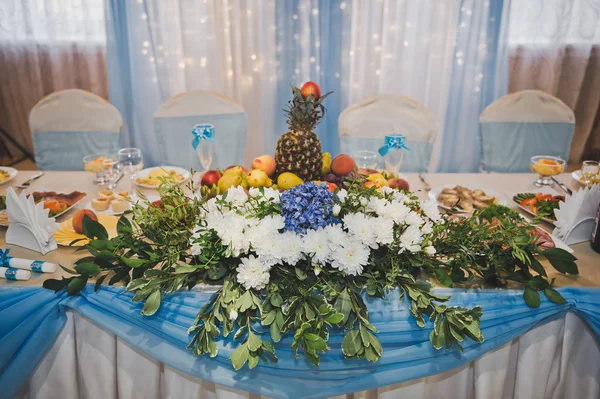 Центральное украшение на столе выполнено из цветов и ткани — стоковое фото