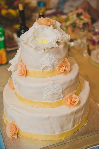 Gentle decorated with yellow and beige flowers on the table 743. — Stock Photo, Image