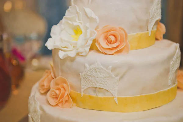 Doce decorado com flores amarelas e bege na mesa 742 . — Fotografia de Stock