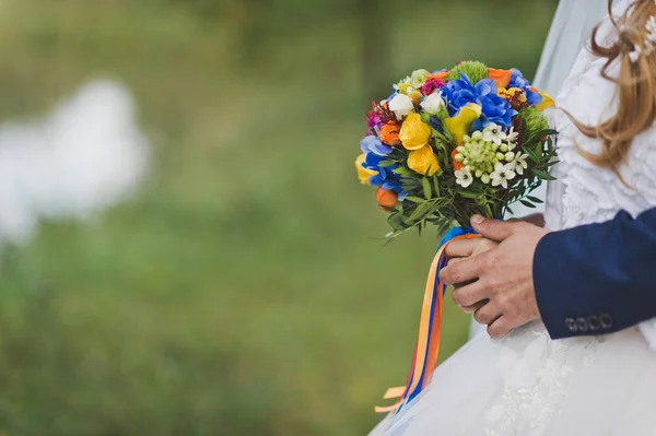 Foto eines bunten Straußes in den Händen der Braut 763. — Stockfoto