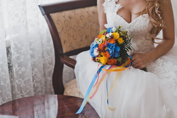 Rainbow bouquet in the hands of the bride 797. — Stock Photo, Image