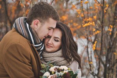 Yeni evliler birbirlerine sarılma bir kış portresi yürümek 832.