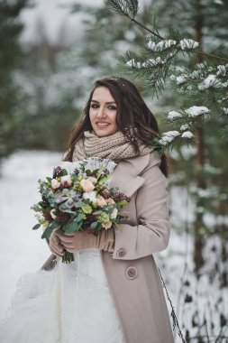 Kış karla kaplı orman firs ve PIN karşı gelin