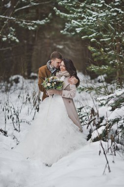 Genç bir çift bir karlı çam ormanı 866 karşı duruyor.