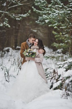 Genç bir çift bir karlı çam ormanı 867 karşı duruyor.