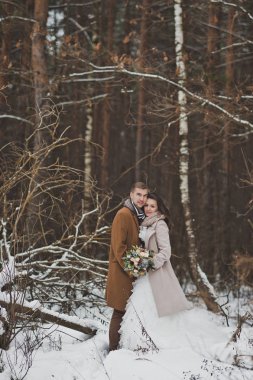 Yeni evliler birbirlerine kış orman 88 ayakta hayranım