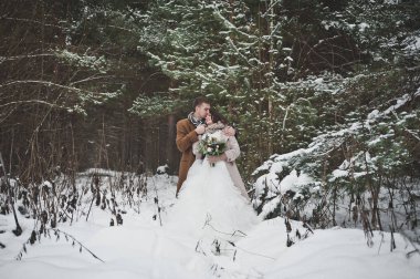 Gelin ve damat düşmüş ağaçların çevresinde portresi wi büyümüş