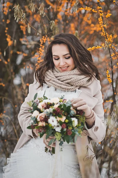 Большой портрет невесты с букетом зимних ветвей — стоковое фото