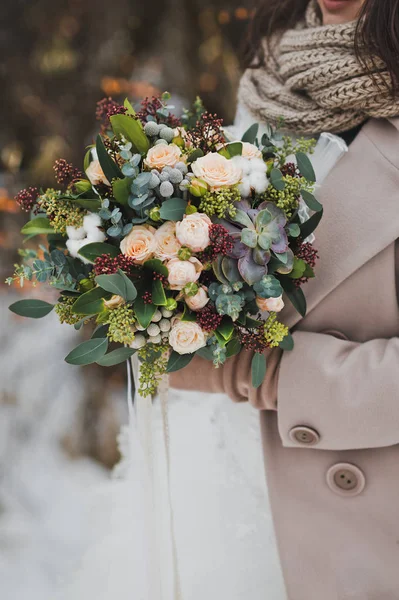 Hermoso ramo de flores de invierno en las manos de la novia 82 —  Fotos de Stock