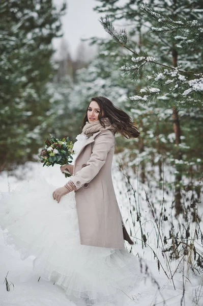 Η νύφη κατά το χειμώνα χιονισμένο δάσος από έλατα και pin — Φωτογραφία Αρχείου