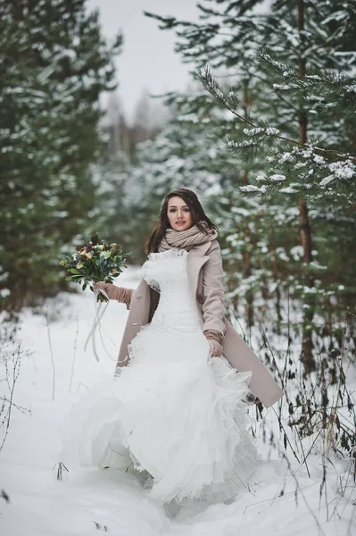 La mariée contre la forêt enneigée hivernale de sapins et de pins — Photo