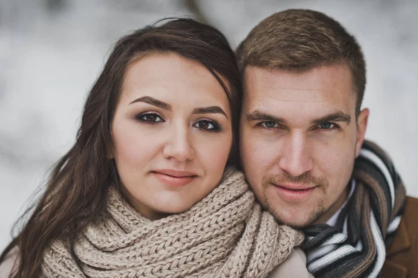 A large portrait of a man and a woman clinging to each others ch — Stock Photo, Image