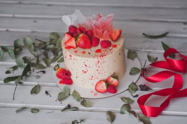 Silindirik kek çilek 1000 ile dekore edilmiştir..