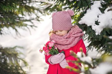 Kız yavaşça güzel karanfil 933 bir buket presler.