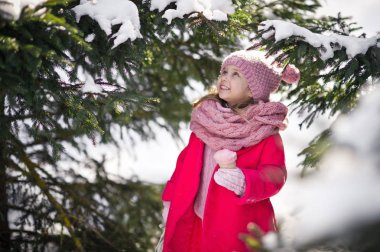 Bir mühür 945 onun elinde pembe bir ceket bir kızla.