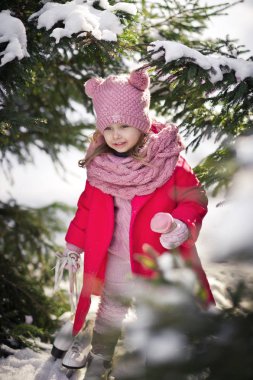 Bir mühür 946 onun elinde pembe bir ceket bir kızla.