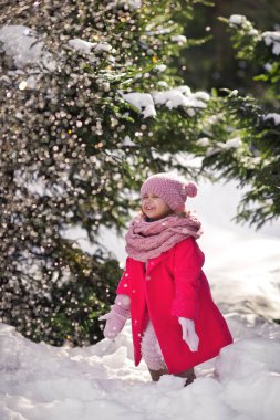 Neşeli kız 961 ağaçtan düşen kar taneleri yakalar.