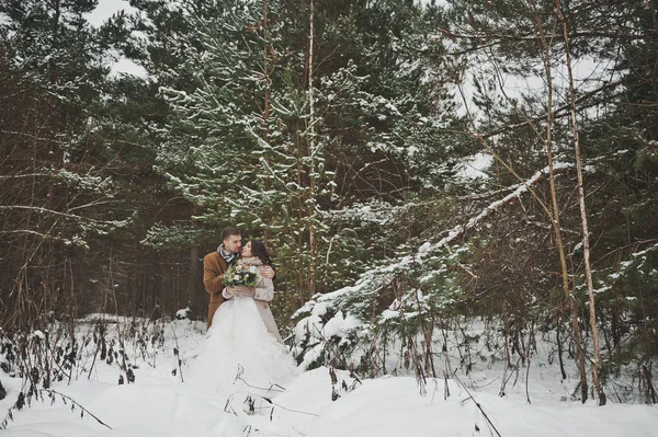 Une promenade d'un jeune couple dans une forêt enneigée 903 . — Photo