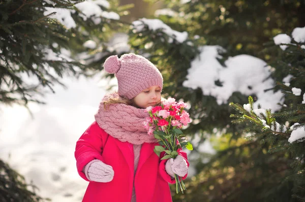 Portret dziewczynki z bukiet goździków różowy 927. — Zdjęcie stockowe