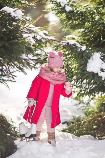 Het meisje in het winter forest heeft een roze ijsje 942. — Stockfoto