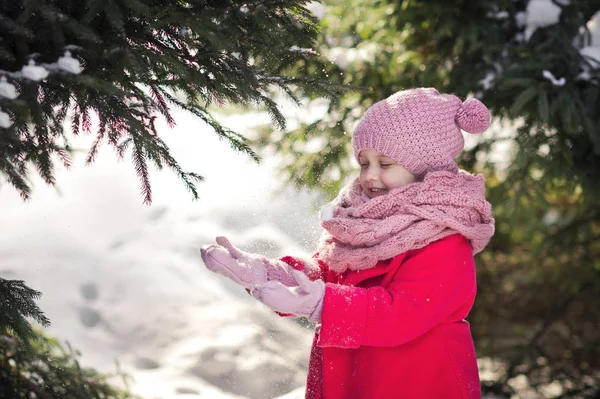 幸せな女の子は、951 の木から落ちてくる雪をキャッチします。. — ストック写真