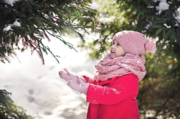 The child plays with crumbled snow in the woods 954. — Stock Photo, Image