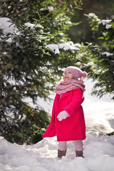 うれしそうな女の子が 958 木から落ちてくる雪をキャッチします。. — ストック写真