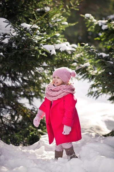 うれしそうな女の子は 959 の木から落ちてくる雪をキャッチします。. — ストック写真