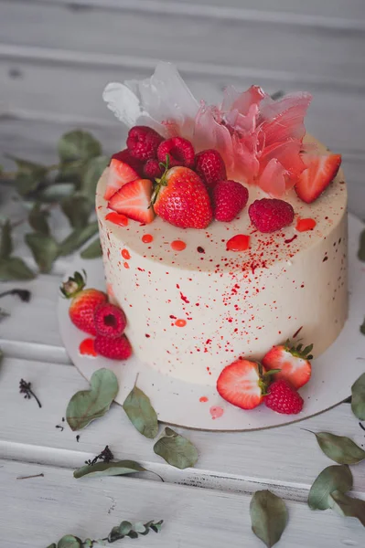 Una bella torta con fragole come decorazione 999 . — Foto Stock