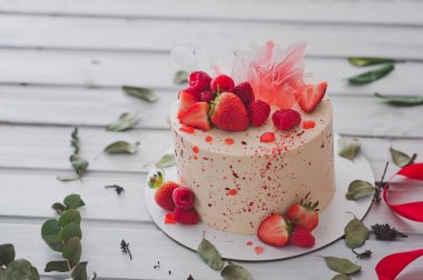 Çilek 1001 ile dekore kek.