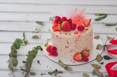 Çilek 1003 ile dekore kek.