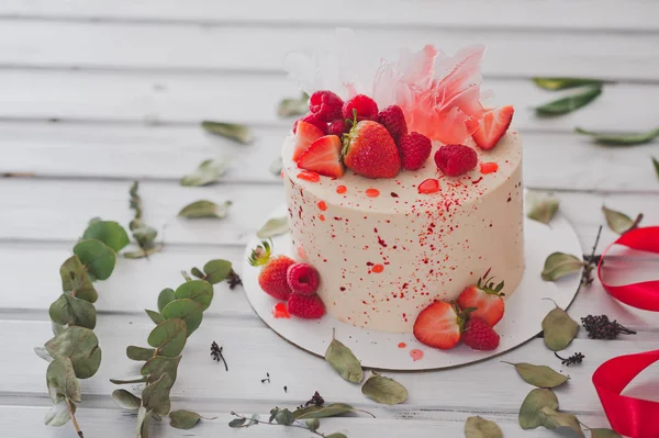 Çilek 1003 ile dekore kek.