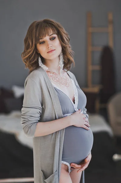 Roupa interior maternidade com uma barriga grande 1036 . — Fotografia de Stock